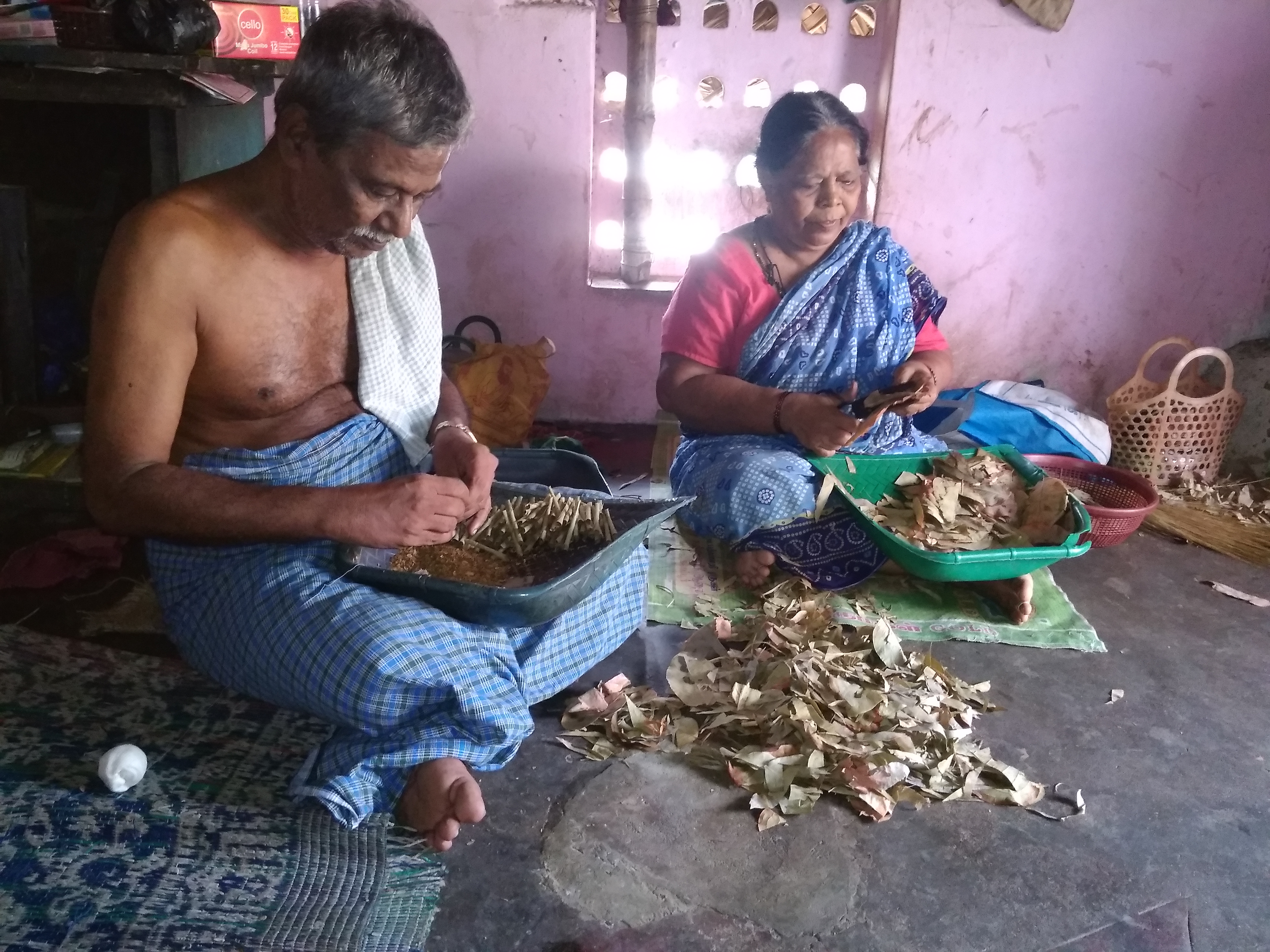 2 people rolling bidi cigarettes