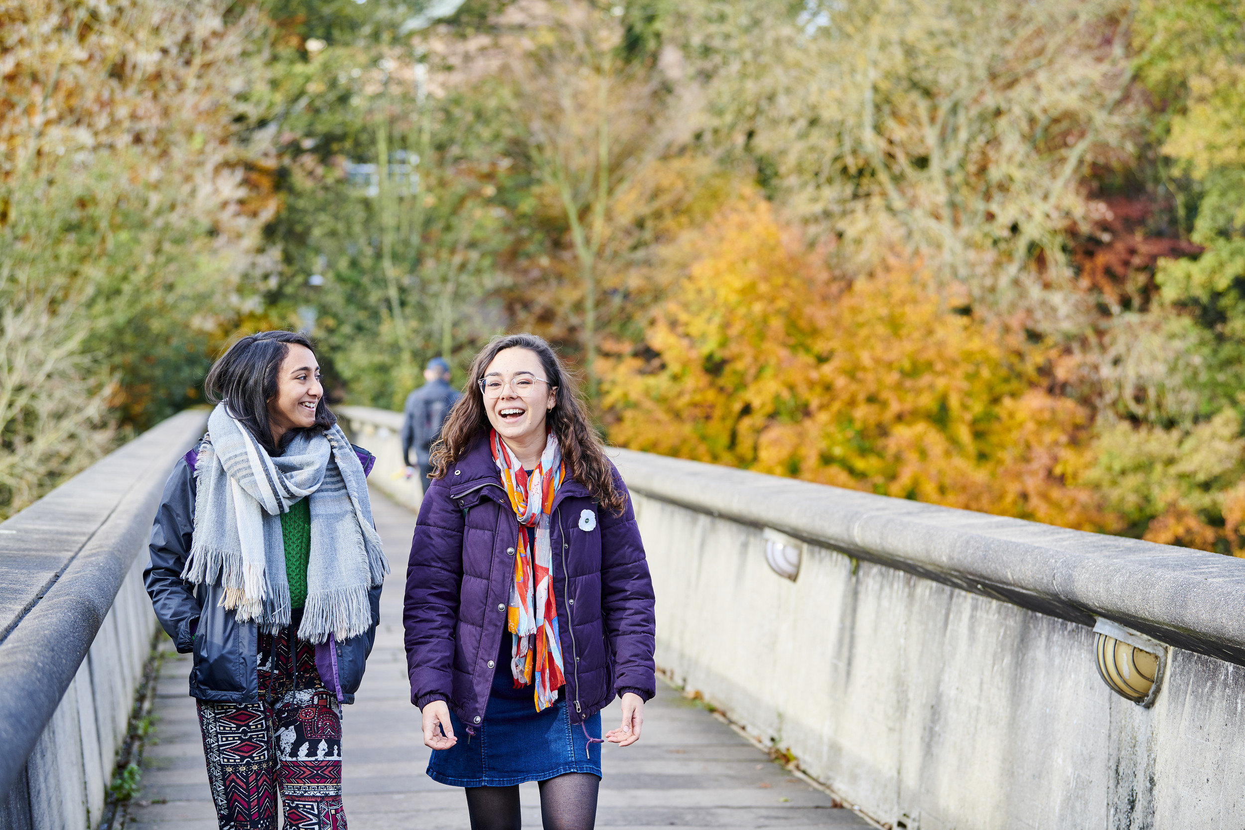 TTwo students talking on Kingsgate Bridge